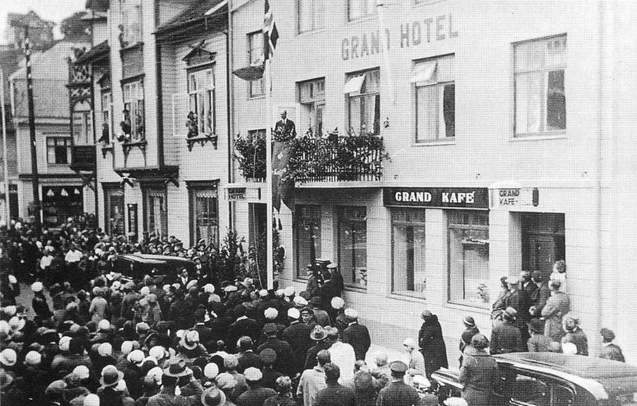 Kong Haakon på balkongen på Grand Hotel 1934.