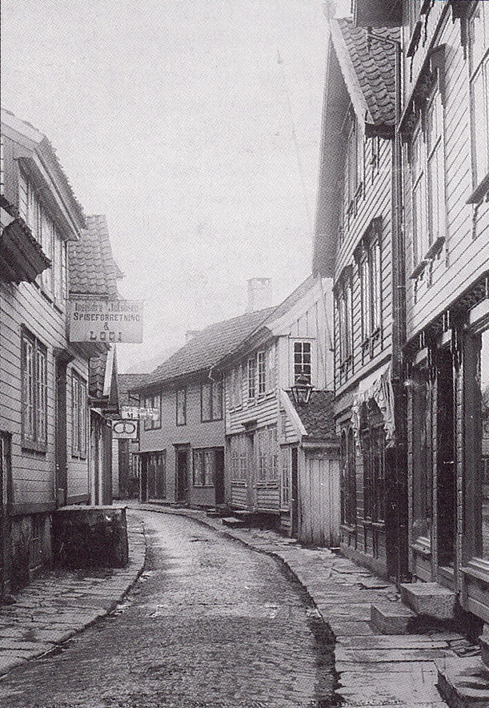 I 1880-åra lå arresten i kjelleren i andre huset på høyre hånd (Storgaten 32)