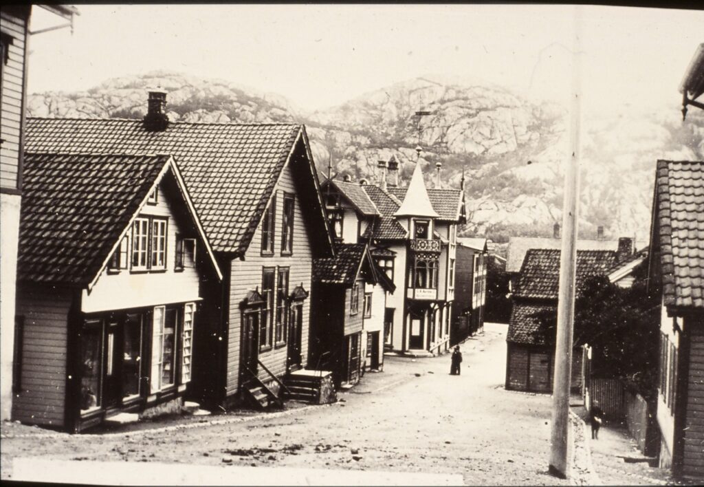 Johan Feyers gate i 1890-åra med Danckes bokhandel og Bedehuset på venstre side