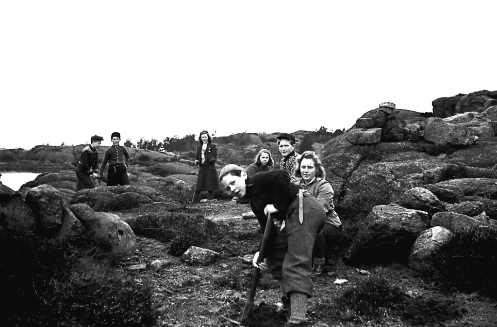 Skolebarn på skogplanting ved Kjerketjødne/Nordsjøen i 1944
