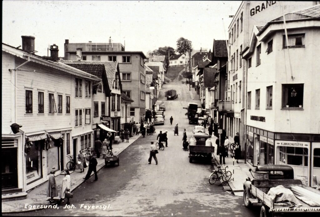 Broket trafikkbilde i Johan Feyers gate i 1950-åra