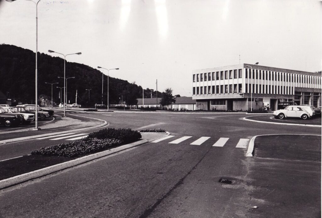 Lervika sommeren 1971, med nybygg og nylig opparbeidede gater