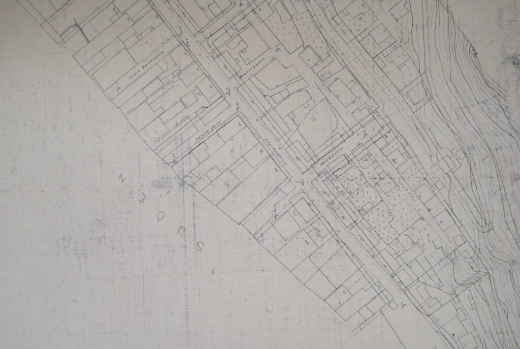 Utsnitt av bykart 1924, mellom Nedre Bekkegate og Bradbenken. På kartet vises også utkast til regulering