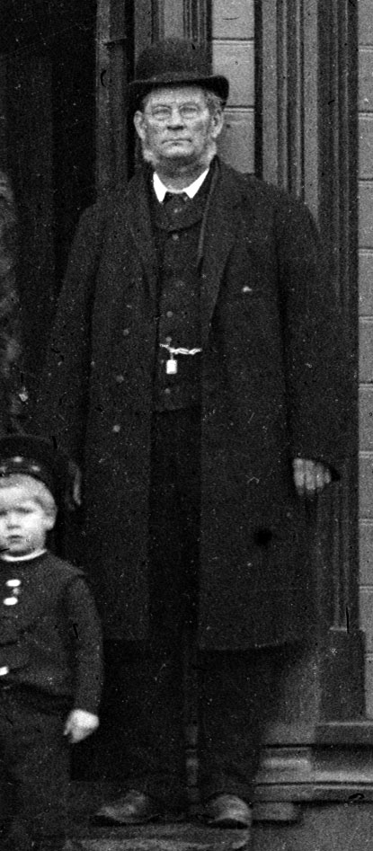 Carl Fredrik August Post (1831-1901), fotografert utenfor Hotel Carl ved Torget i Egersund cirka 1890