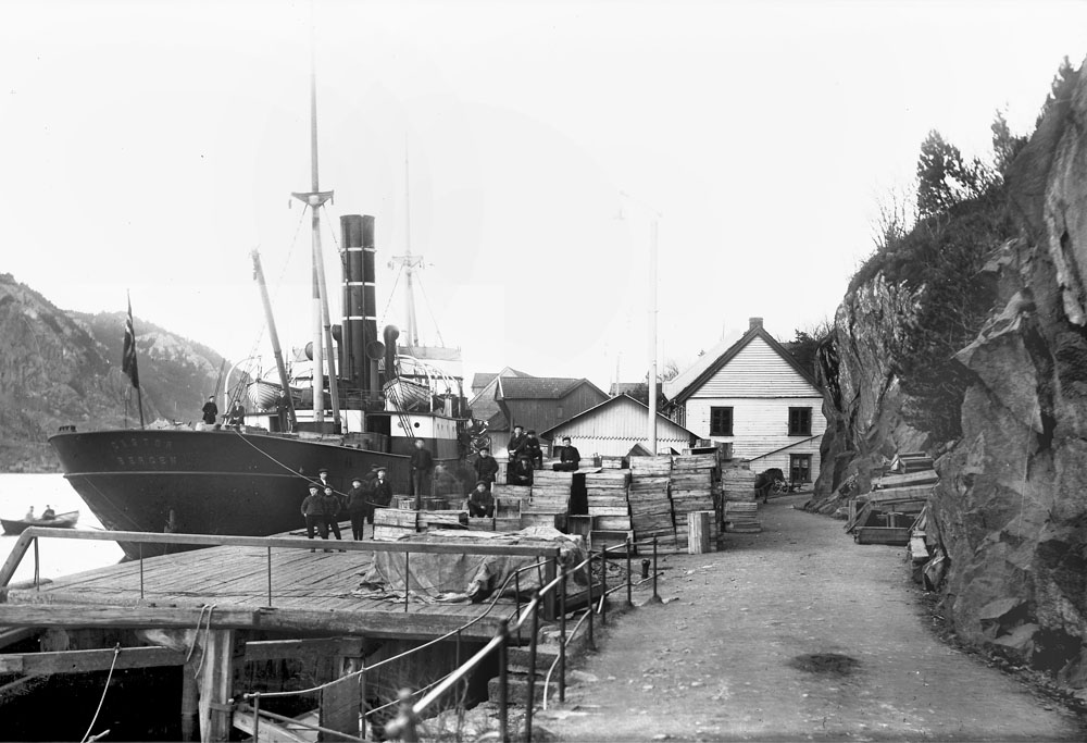 Dampskipskaien ca. 1906. Skipet Castor fra Bergen ligger til kai