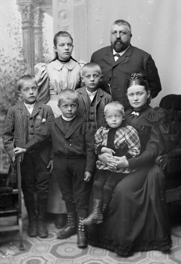 Familien Hiorth cirka 1894. Bakerst f.v: Sofie Fredrikke Hauge Hiorth, Jacob Fredrik de Rytter Hiorth. I midten: Jacob de Rytter Hiorth. Foran f.v …