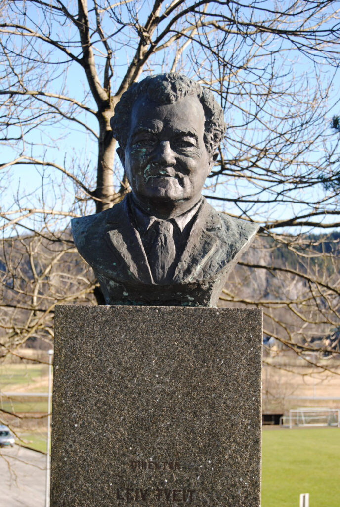 Byste av Leiv Tveit