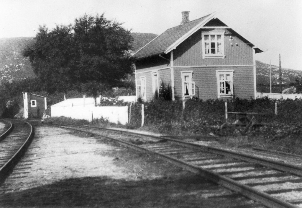 Eie pens og banevokterhuset, ca 1925. Sporet til venstre fører til Egersund, sporet til høyre fører til Flekkefjord