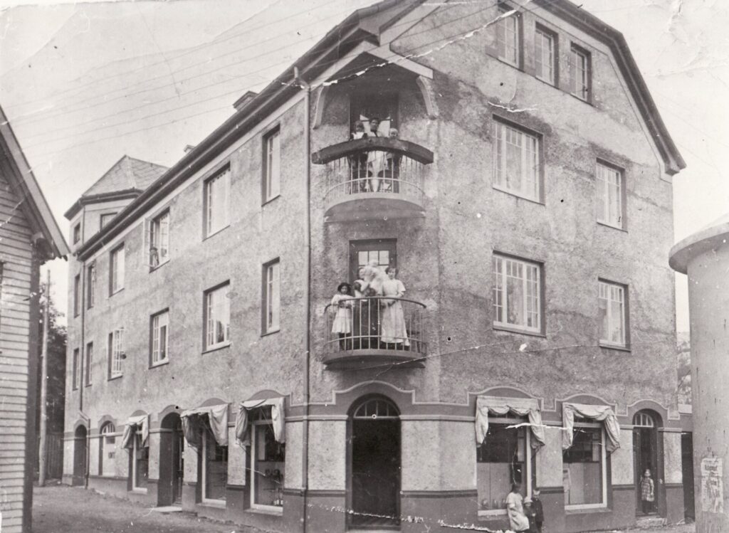 Bygget i Lervika der Eikunda startet forretning i 1925