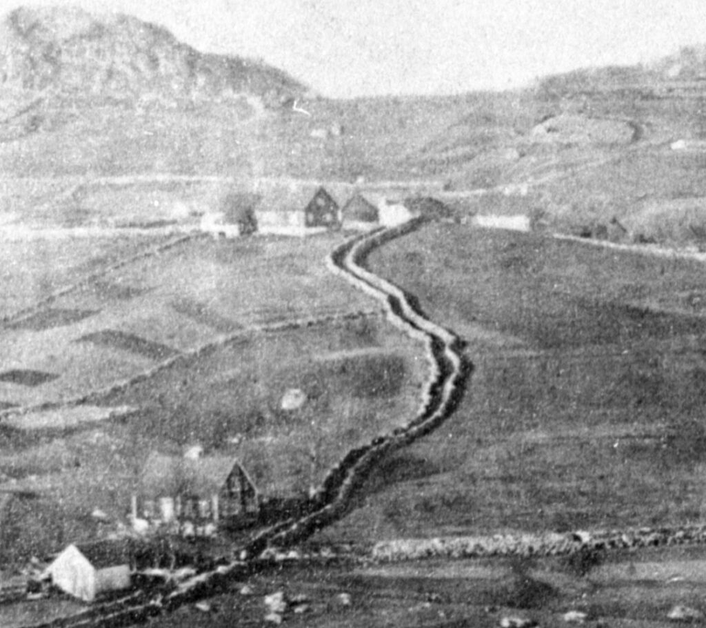 Fotografi av Fantaræget sett fra Langårdsfjell cirka 1870. På toppen av Fantaræget ser vi Årstad gård, og nederst er et av husene på Bowitz' stykke …