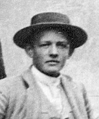 Peter Arnfinn Flak var ofte med i sine egne fotografier, her ser vi ham i et utsnitt av et