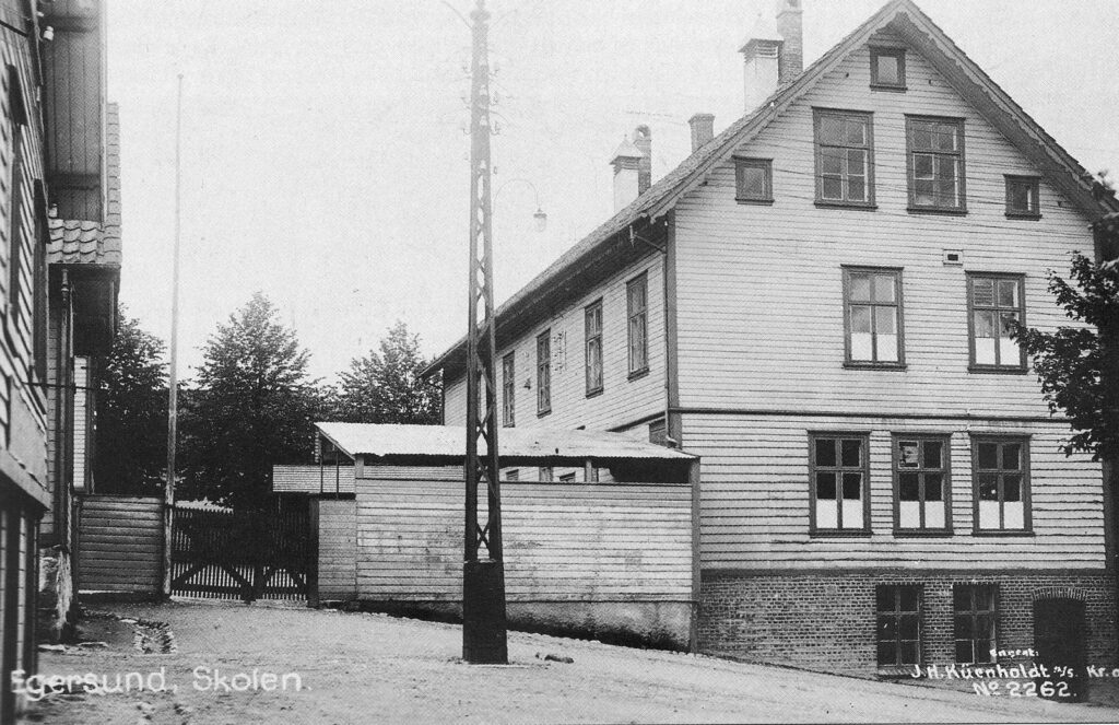 Vinteren 1918 var det folkekjøkken i Folkeskolebygningens kjeller