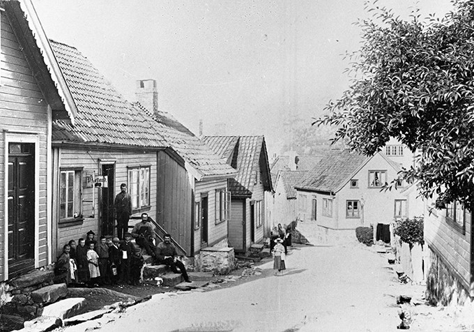 Fra Damsgård i 1890-åra. De fleste personene på bildet snakket nok damsgårdsdialekt