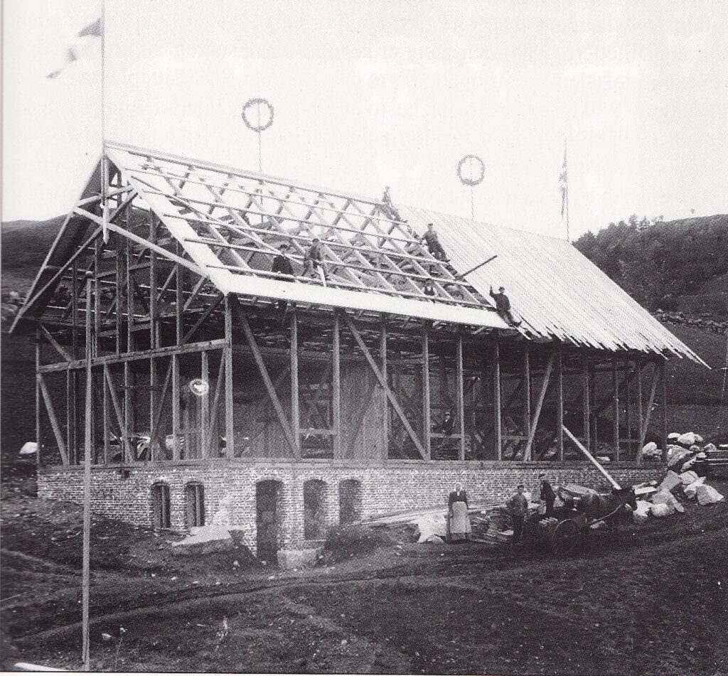 Kranselag under bygging av Godtemplarlokalet i 1902