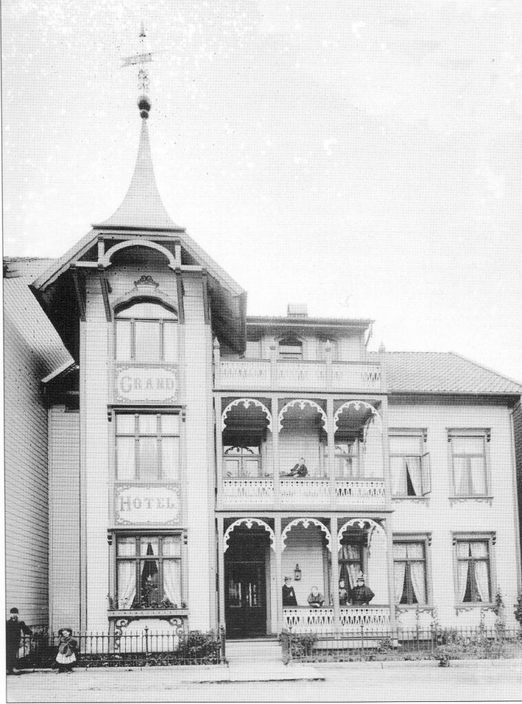 Etter brannen i 1896 ble det bygd nytt hotell på tomta til Hotel Jæderen. Det nye hotellet fikk navnet Grand Hotel
