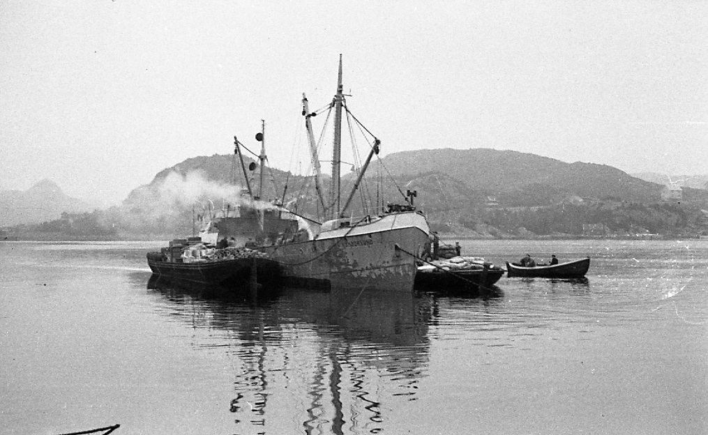 Fraktebåten "Homborsund" gikk på grunn på Trodlaflue natt til 15. mars 1953. Her fra lossing av båten