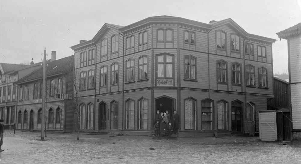 Hotel Carl midt i bildet, Hotel Jæderen i bygningen til venstre. Cirka 1895