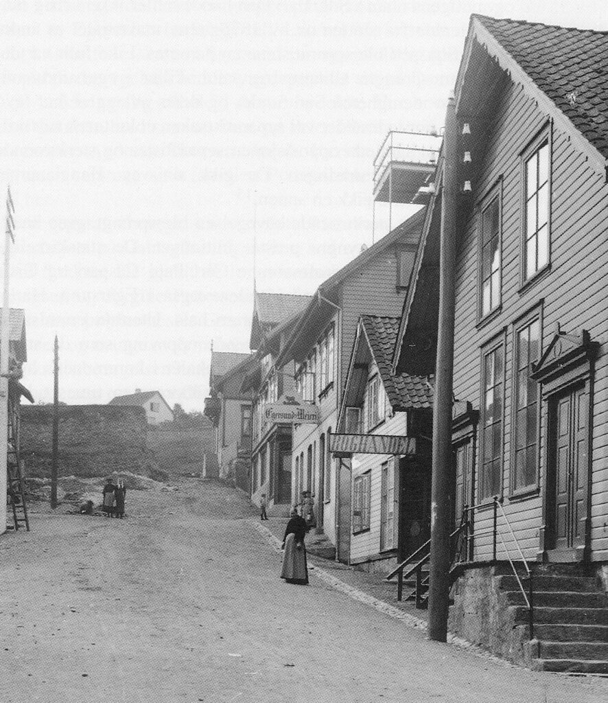 På den tid dette blidet ble tatt (ca. 1890) hadde de tre nederste husene på høyre side nummerne 136b, 136a, 136s, regnet nedenfra