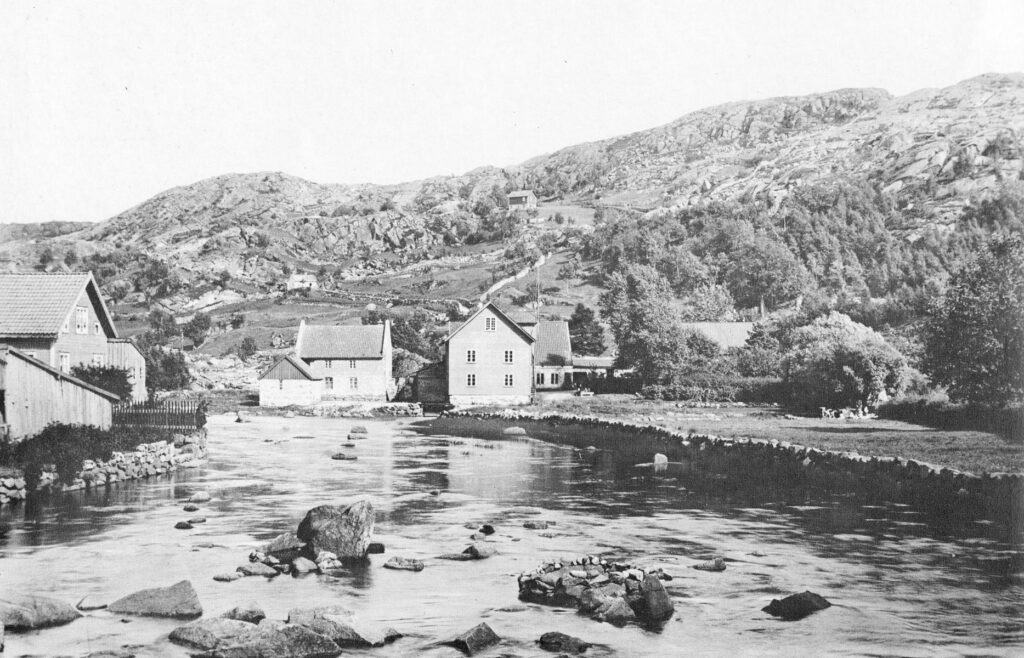 Nedre del av Lundeåne med Aabergs mølle i bakgrunnen