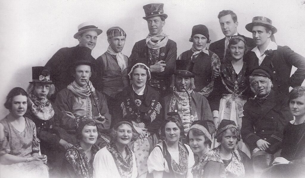 Ensemblet til Den Musikalsk-dramatiske forening ved forestillingen "En søndag paa Amager" i slutten av 1890-åra