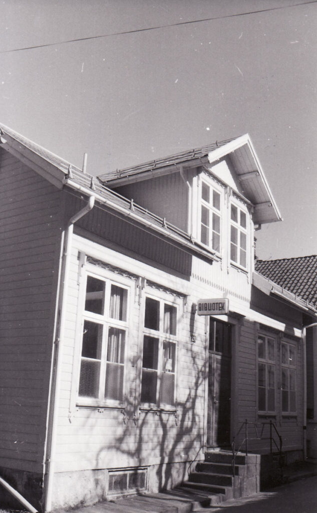 Biblioteket holdt til i Peder Clausens gate 28 fra 1959 til 1986