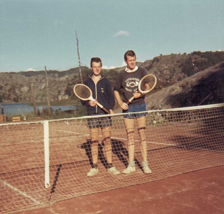 Kretsmestere i double 1967 poserer på banen på Nyeveien: Bernt Ludvig Wetteland (t.v) og Helge Waage