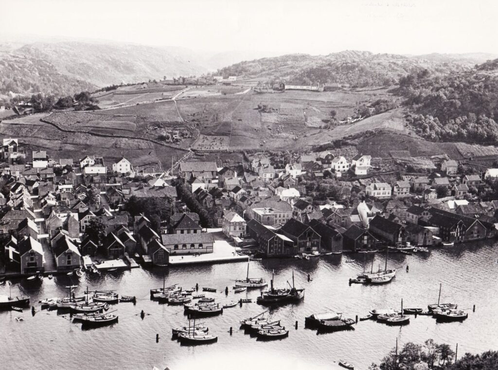 Skriversbrygga midt i bildet. Ca. 1920